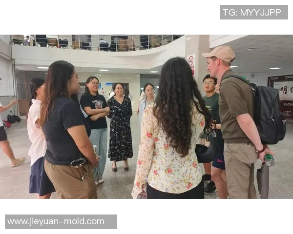 跨文化沟通中的误解与理解:探索多元文化背景下的交流障碍与桥梁